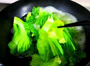 芥菜需要焯水多久_芥菜焯水去苦味，快炒营养脆嫩
