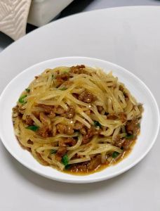 白萝卜炒牛肉白萝卜要焯水吗_白萝卜炒牛肉，焯水保爽脆，嫩肉入味快