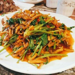 爆炒河蚌肉要不要焯水_河蚌处理去腥，焯水快炒凉拌好做法