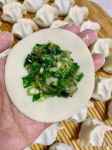 荠菜饺子馅要焯水吗_荠菜焯水去草酸，保营养促吸收