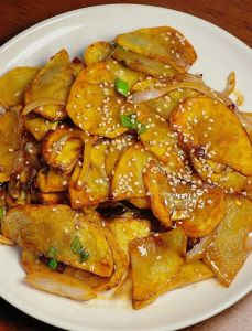 土豆片煮多久熟_煮土豆片黄金5-10分钟，冷水加醋防粘连，别煮太久！