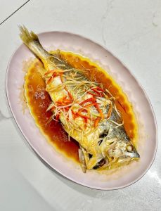 清炖黄鱼正确做法_炸鱼用干粉鱼皮脆，耐心翻面油别黑，炒香炖煮味更佳