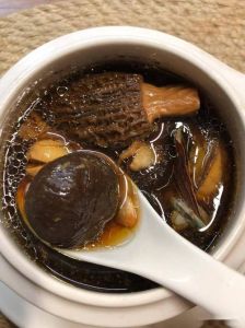 黑蒜炖汤的做法大全_黑蒜炖鸡汤，鲜甜营养，肠道好！