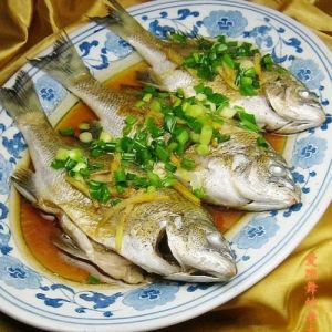 潮汕加吉鱼的家常做法_酸甜清蒸红烧，秋时最鲜嫩