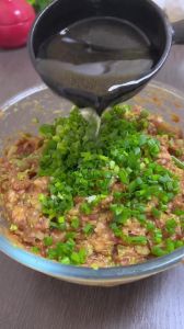白菜肉馅白菜用焯水吗_白菜饺子不焯水，油拌锁水肉馅少放水