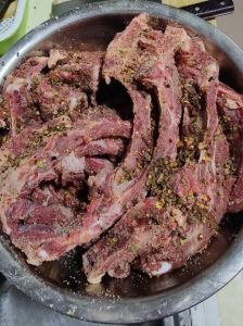 腌排骨盐的比例是多少_腌排骨传统与现代用盐量及做法详解