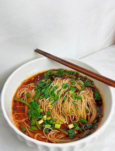 东北酸汤面做法_秘制酸汤+劲道面条，美味超简单！