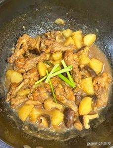 土豆炖翅中的家常做法_鸡翅土豆煎炖家常菜
