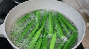 秋葵焯水多少分钟熟_秋葵焯水2-3分钟爽脆，15秒做菜营养好