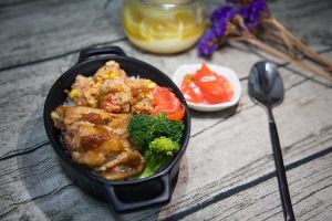 生肉放微波炉多久能熟_微波炉加热生肉时间因种类新鲜度功率而异，注意选择合适功率并检查肉汁判断是否煮熟