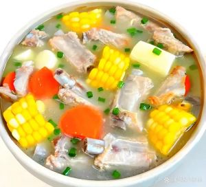 筒骨玉米胡萝卜汤的做法_清甜鲜美，早餐晚餐佳品