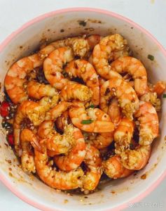 基围虾调料汁的比例是什么_白灼蘸料爆炒加料捞汁醉虾全攻略