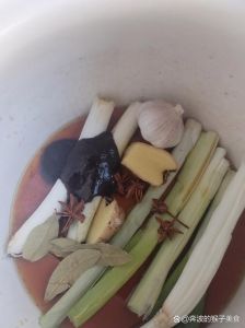 炖肘子需要什么调料_炖肘子调料多，清炖生抽盐白酒，卤制香料香浓