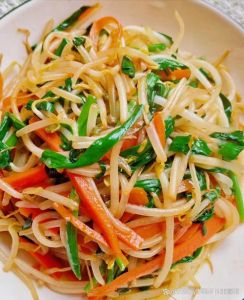 黄豆芽要炒多久熟_炒黄豆芽多长时间？火候口感要记牢