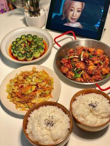 两人做饭姿势视频：厨房里的默契配合与家常美味制作过程，从备菜到出锅的温馨日常
