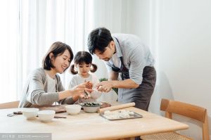 爸爸和女儿在厨房包饺子从和面、调馅到下锅，感受一家人的温暖滋味