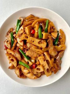 藕丝炒肉做法大全家常莲藕_家常藕丝炒肉，爽脆美味，简单易学！