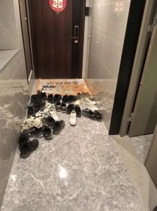 扫楼发现鞋柜射鞋的步骤与流程详解_扫楼偷鞋袜猥亵犯罪，注意防范！