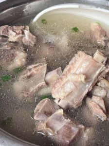 清水炖排骨的家常做法_焯水加糖盐胡椒去腥，砂锅慢炖原味鲜