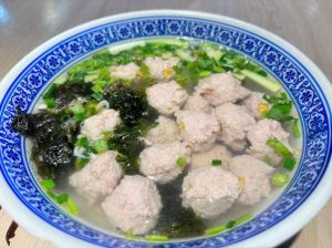 汆肉圆子怎么做又嫩又弹性？从选肉、调馅到汆煮，分享鲜嫩Q弹的家常做法