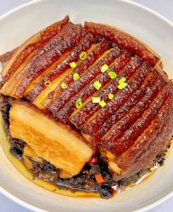 兰州正宗麻辣扣肉的做法_肥瘦相间，虎皮梅干菜，经典家常菜