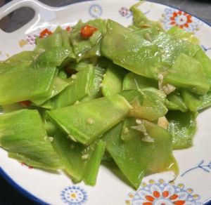 莴笋片焯水多少分钟_莴笋焯水1-2分钟，爽脆不涩，翠绿可口！