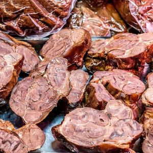 酱牛肉和牛腱肉哪个好_牛腱子筋道，肋条脂香，部位不同风味各异