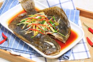 整条多宝鱼蒸多少分钟_新鲜多宝鱼清蒸，去腥入味香酥可口