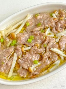 蒸肉下面垫什么菜_蒸肉垫菜有讲究，芋头南瓜土豆莲藕红薯各显神通！