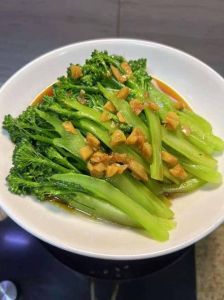 西兰花焯水一般多久_西兰花焯水多久？时间看大小和火候