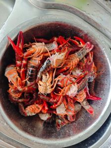 麻辣小龙虾的做法_麻辣小龙虾清洗炒透是关键