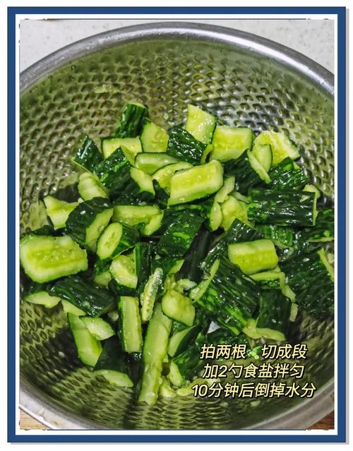 凉拌拍青瓜的做法_拍碎青瓜凉拌，脆嫩多汁入味，蒜蓉辣酱香醋调味
