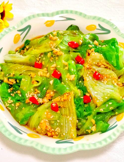 炒生菜的做法_蒜蓉炒生菜鸡蛋，鲜嫩脆爽减脂餐！