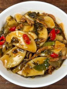 青菜肉丝炒年糕的做法_泡软年糕炒肉丝青菜，家常红烧味美可口