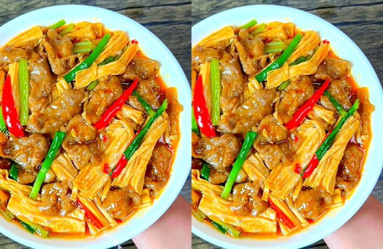 油焖腐竹的做法_腐竹泡发加盐醋 快炒肉丁彩椒美味