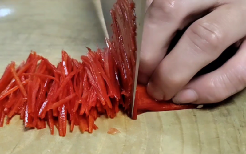 红椒丝怎么切成卷丝_磨刀如对友，切丝显厨艺