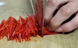 红椒丝怎么切成卷丝_磨刀如对友，切丝显厨艺