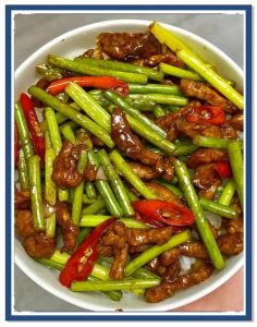 蒜苔炒肉的做法_蒜苔炒肉，家常美味，孩子最爱！