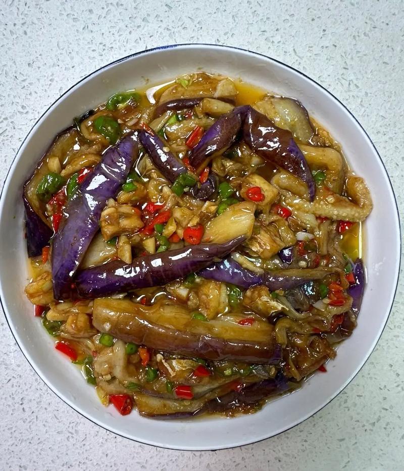 红烧茄子的做法_选茄子看蒂部掂分量，腌茄子盐渍挤干淀粉炸，红烧茄酱汁香醋味美