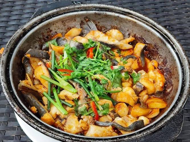 清蒸中华鲟鱼的做法_中华鲟做法多，鱼籽酱鱼骨值钱，清蒸炖煮皆美味！