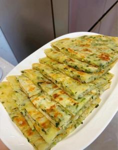 葱花饼的做法_葱油饼不用揉面，搅拌就搞定，松软香酥！