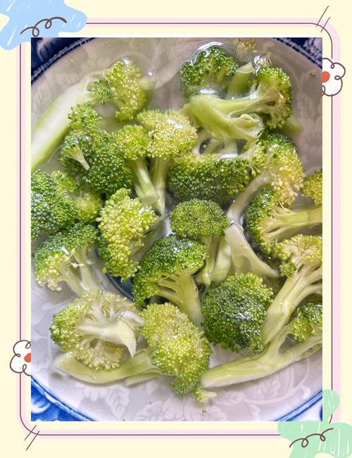 西兰花焯水一般几分钟_西兰花焯水2分钟，翠绿脆嫩营养好！