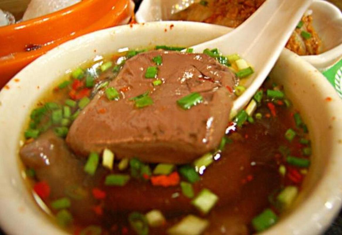 猪血凝固后叫什么_猪血变豆腐靠盐，营养好做法多，吃法有讲究