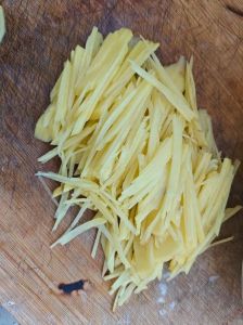 怎么切土豆丝又快又细_快细爽口，火候盐少增蒜末