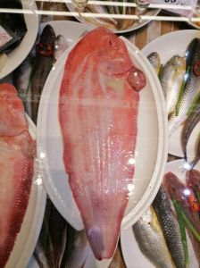 牛舌鱼怎么去皮图解_牛舌鱼去皮图解，红烧留皮更香