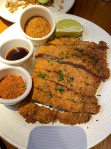 煎猪排的做法_梅花肉香不柴，敲打腌制后慢煎，搭配生菜番茄或做三明治