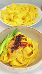 自制凉皮的做法_自制凉皮，软硬适中，香辣可口！