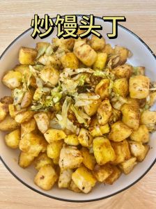 炒馒头丁的做法_鸡蛋炒馒头丁，快手早餐，简单美味！