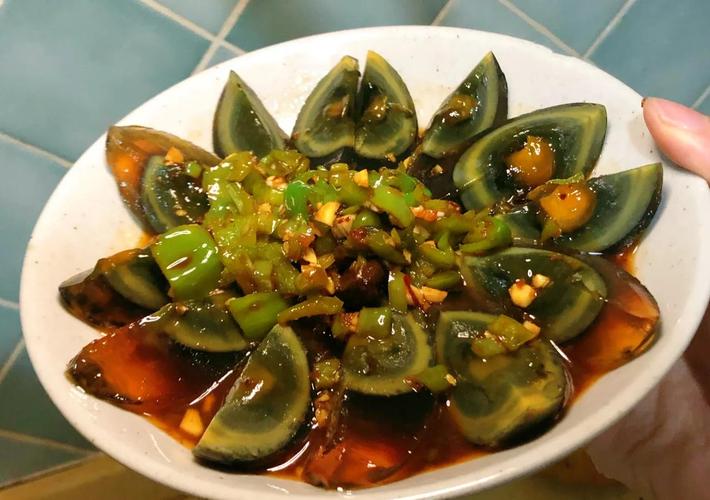 尖椒变蛋的做法_香辣拌皮蛋，下饭又解馋