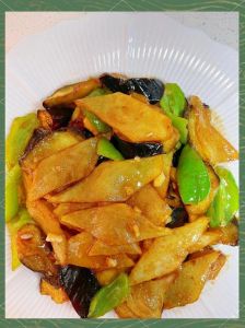 地三鲜都有什么食材_东北地三鲜，土豆茄子青椒炸着吃